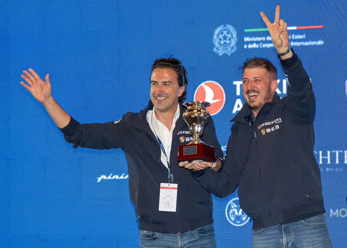 Erick Mahle e il suo navigatore sul palco con il trofeo del secondo posto alla 1000 Miglia Experience USA Florida 2026
