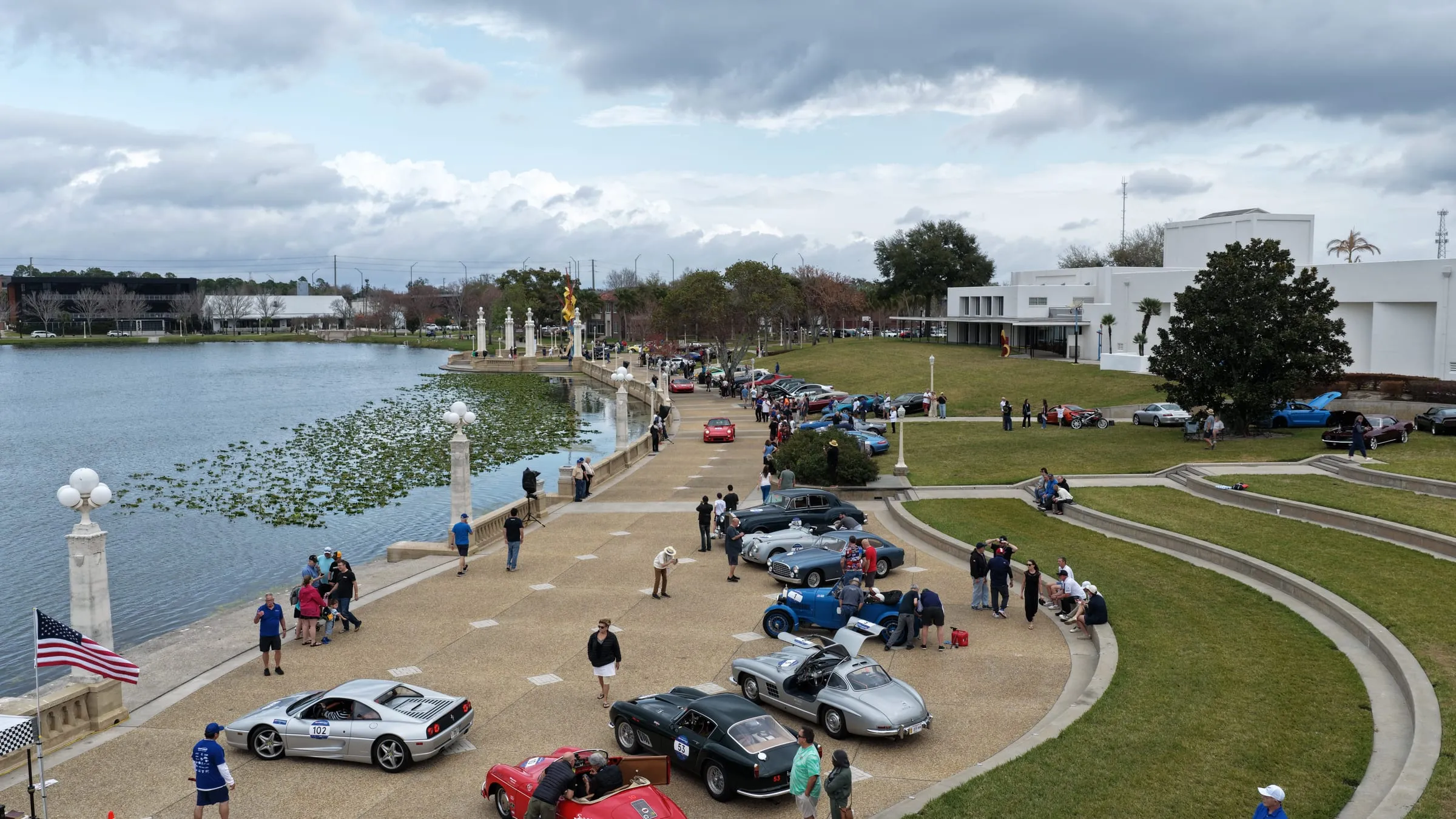 Auto storiche da rally allineate lungo il lungolago tra una tappa e l’altra, con equipaggi e pubblico intorno
